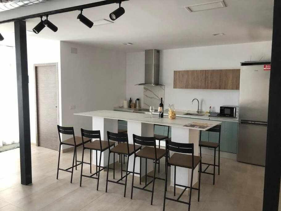 Alojamiento El Pez Casa Con Piscina Climatizada Villafranca de los Caballeros Kültér fotó
