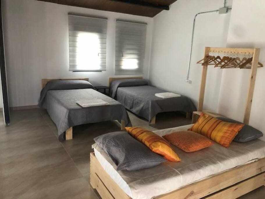 Alojamiento El Pez Casa Con Piscina Climatizada Villafranca de los Caballeros Kültér fotó